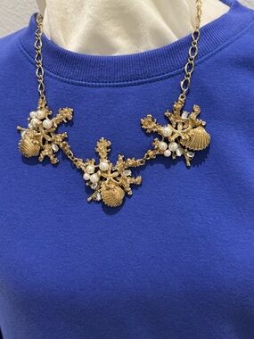 Womens’ Jewelry Beautiful Necklace with Simulated gold, pearls, and diamonds.